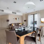 W Sky Tower Apartment *