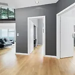 W Sky Tower Apartment *